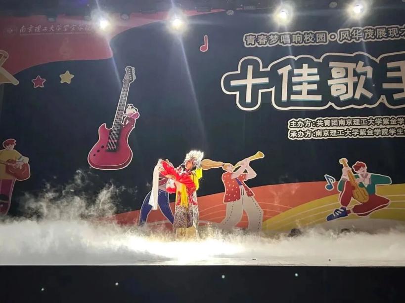 校园歌手舞台演出